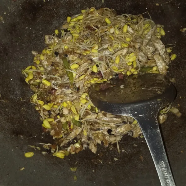 Masukkan tempe dan kecambah, aduk rata, masukkan air, lalu tutup dan masak sebentar