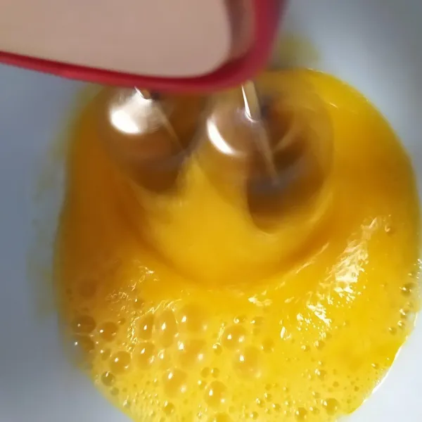 Dalam wadah, masukkan telur, gula dan SP, lalu mixer hingga mengembang dan putih berjejak.