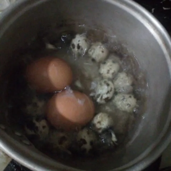 Panaskan air sampai mendidih. Rebus telur sampai matang. Angkat diamkan sampai dingin lalu kupas.