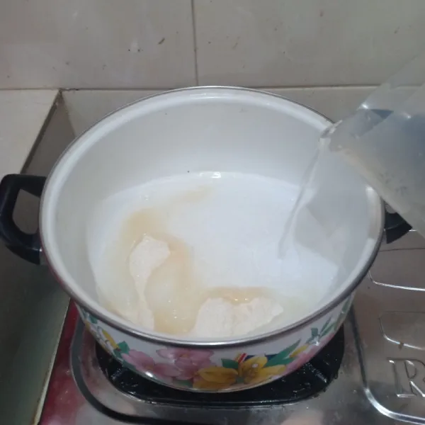 Campurkan bubuk jelly dengan 7 sdm gula pasir lalu tambahkan 700 ml air.