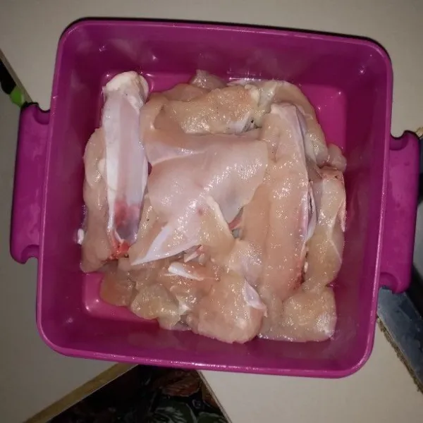 Lumuri dada ayam filet dengan bumbu marinasi. Diamkan selama 15 menit.