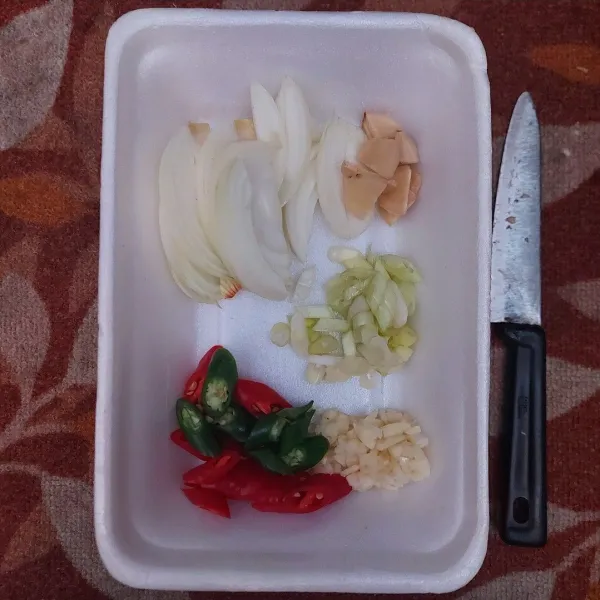 Siapkan bumbu iris.