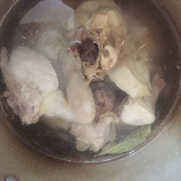 Rebus ayam menggunakan daun salam, buang air rebusan pertama, rebus kembali sisihkan air rebusan untuk kaldu.