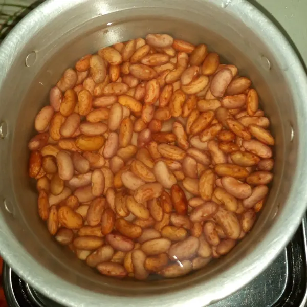 Rebus kacang merah bersama 1500 ml air sampai benar-benar empuk.