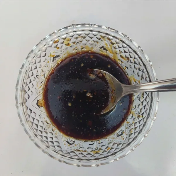 Campur semua bahan saus dalam wadah. Sisihkan.