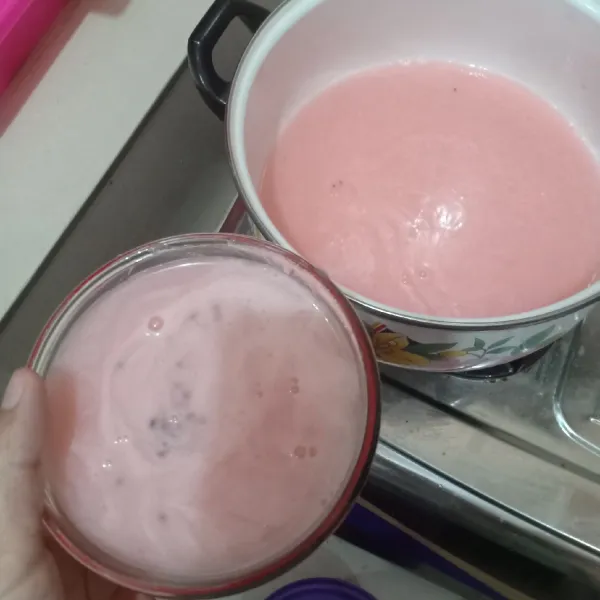 Tuangkan lapisan jelly yoghurt kedalam cetakan (tuang perlahan). Dinginkan di suhu ruang. Setelah benar-benar dingin masukan ke lemari es.
