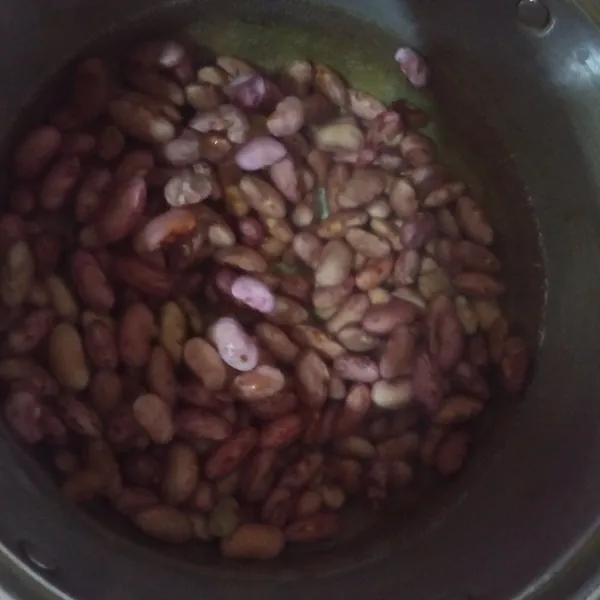 Rebus kacang sampai setengah empuk.