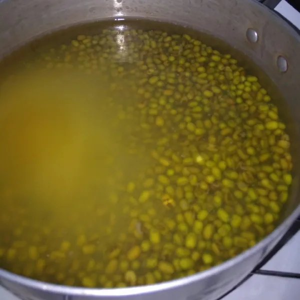 Rendam kacang hijau, lalu rebus hingga empuk, tiriskan.