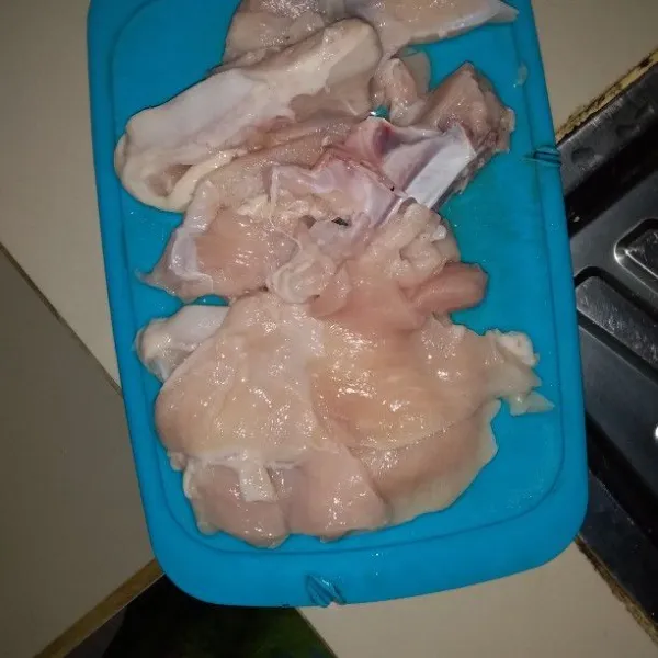 Cuci dada ayam kemudian filet tipis.