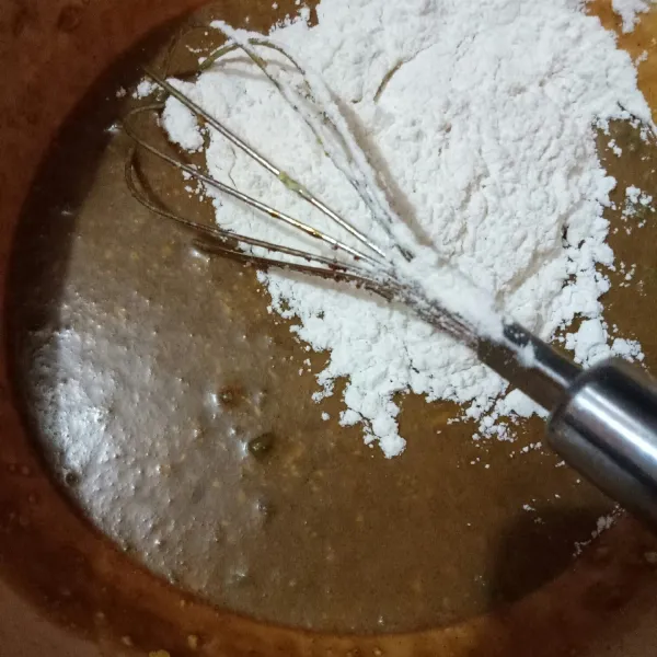 Masukkan tepung dan baking powder, aduk rata.