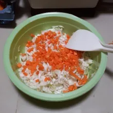 Potong kecil wortel lalu aduk