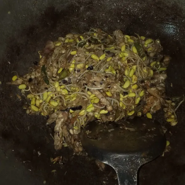 Masukkan gula, garam, dan kaldu bubuk. Aduk rata, masak sampai matang, angkat dan sajikan