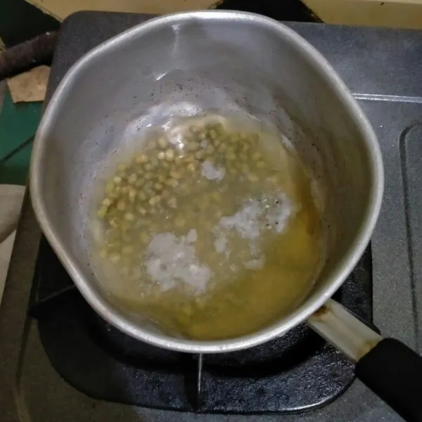Setelah direndam, cuci bersih kacang hijau. Kemudian rebus sekitar 15 menit.