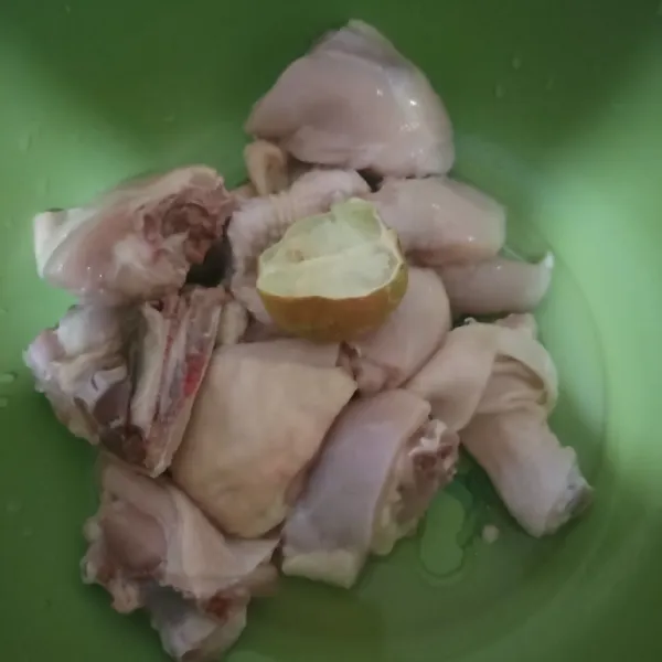 Potong kecil ayam, lalu beri perasan jeruk nipis dan garam.Remas-remas dan diamkan 10 menit, lalu cuci bersih.