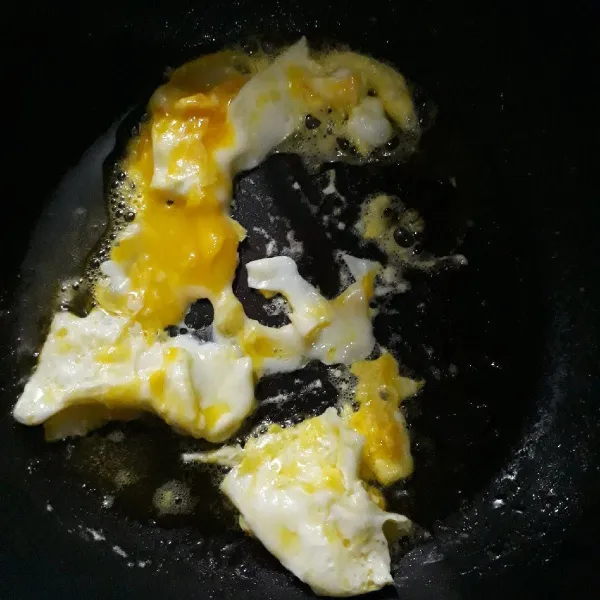 Panaskan margarin dan telur. Aduk.