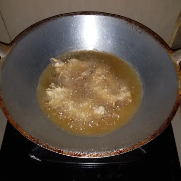 Masukan dada ayam filet ke dalam minyak panas. Goreng hingga kedua sisi berwarna keemasan. Angkat dan tiriskan.