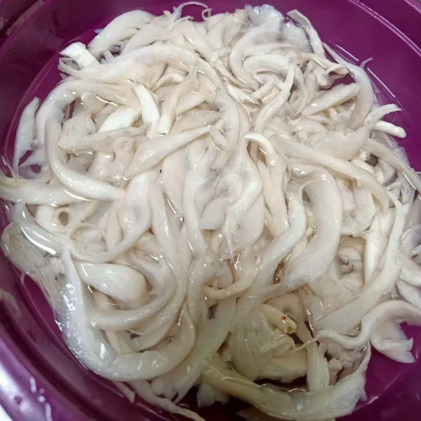 Lalu rendam jamur dengan air panas supaya baunya hilang sekitar 10 menit