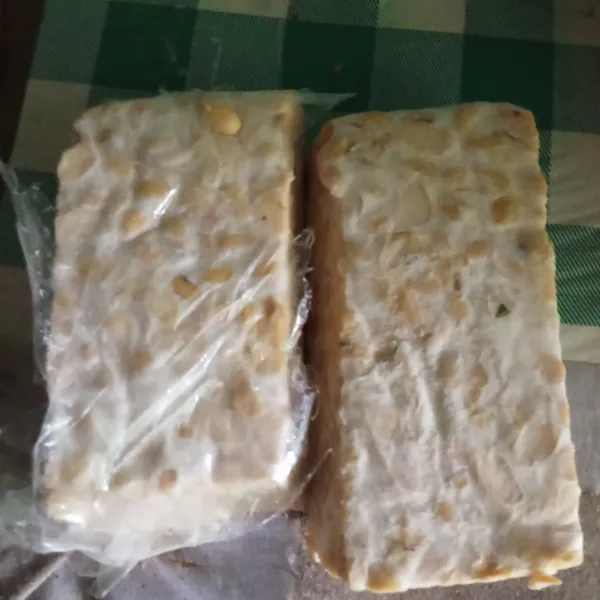 Siapkan tempe lalu dipotong menurut selera