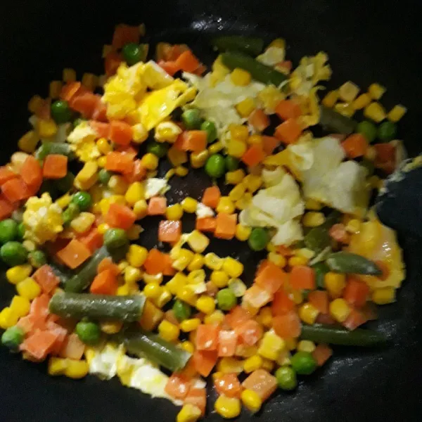 Masukkan aneka sayuran wortel, kacang polong, buncis dan jagung pipil.