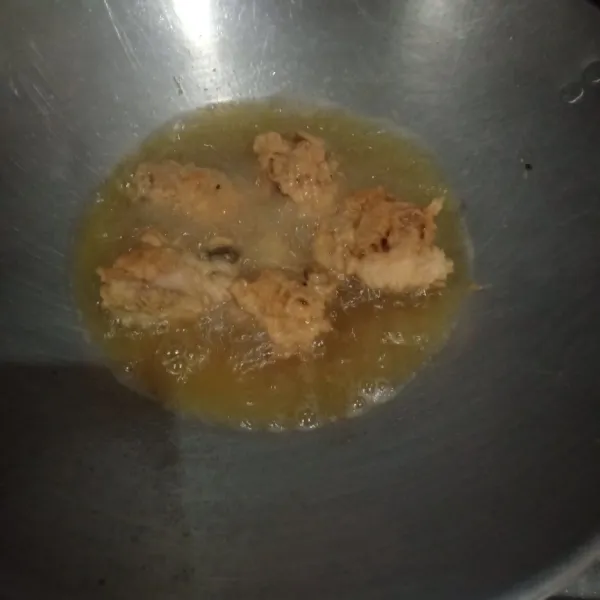 Panaskan minyak goreng lalu goreng ayam dengan tepung bumbu hingga matang, sisihkan.