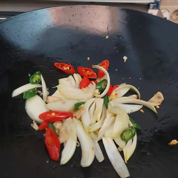 Panaskan olive oil, tumis bawang putih dan cabe hingga wangi. Masukkan jahe dan bawang bombay. Aduk rata.