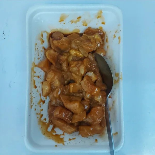 Bersihkan fillet ayam, potong dadu lalu bumbui dengan lada putih, maizena dan kecap manis. Aduk rata. Simpan dikulkas.