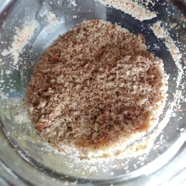 Blender kacang tanah hingga halus, tambahkan gula pasir, aduk rata. Sisihkan.