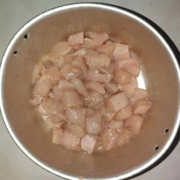 Marinasi ayam menggunakan 1 sdm saus tiram dan lada bubuk