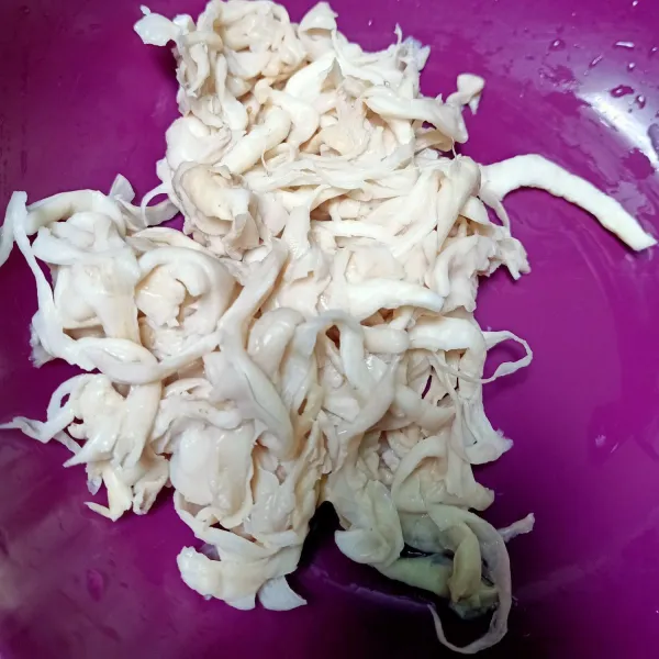 Setelah itu tiriskan dengan memeras jamur hingga kandungan airnya menghilang atau sedikit kering