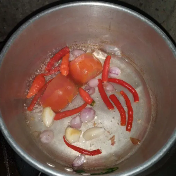 Rebus sebentar cabai, bawang dan tomat, tiriskan.