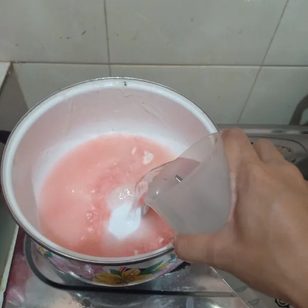 Campurkan 7 sdm gula, 700 ml air dan sebungkus bubuk jelly rasa yoghurt. Masak hingga mendidih sambil terus diaduk.