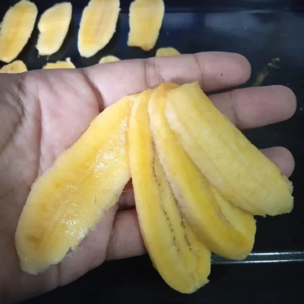 Potong tipis pisang menjadi 4 bagian.