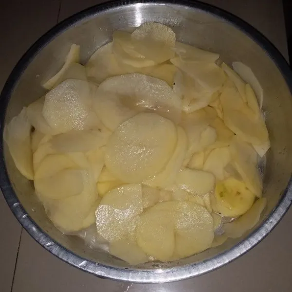 Cuci kentang kemudian bilas hingga bersih. Tiriskan