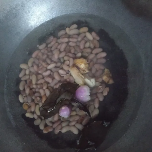 Didihkan kembali air bersama bawang merah,bawang putih,daun salam & lengkuas. Masukkan kacang.