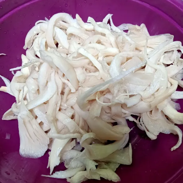 Pertama cuci jamur lalu suir-suir jamur menjadi tipis