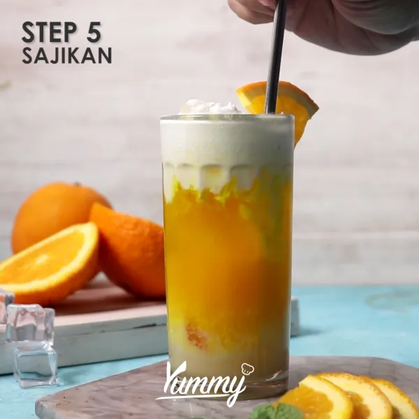 Es Jeruk Krim Soda siap disajikan sesuai selera.