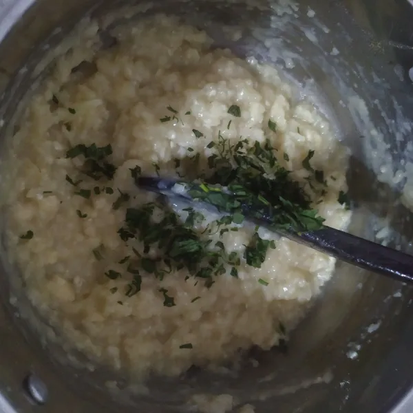 Membuat cireng : Didihkan air, garam, kaldu bubuk, bawang putih, lalu masukkan tepung masak sambil terus diaduk hingga tidak berair dan adonan bergerindil, matikan api.