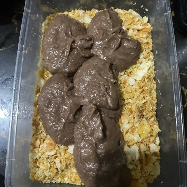 Letakkan whipped cream ke atas biskuit dan ratakan.