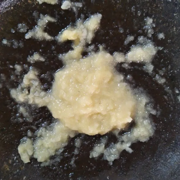 haluskan bumbu ayam hingga halus