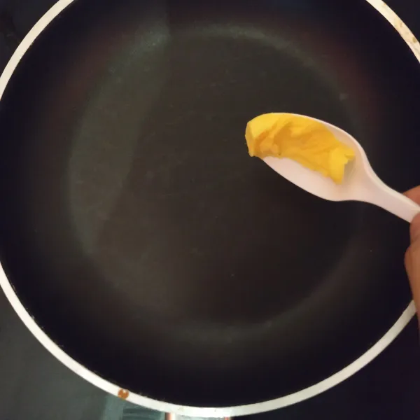 Siapkan pan panas dan beri mentega, api kecil saja