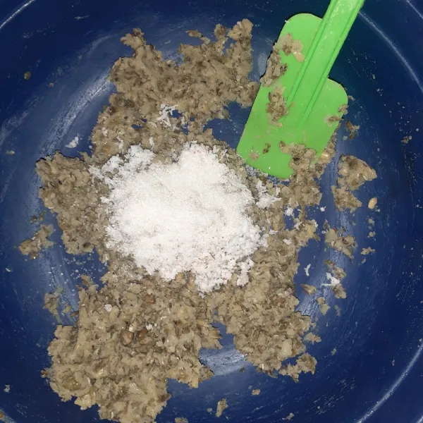 Lalu campurkan kacang hijau dengan kelapa parut, gula pasir dan garam. Aduk rata.