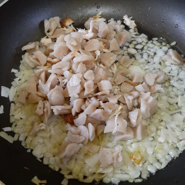 Lalu masukan ayam & bakso aduk sampai rata.