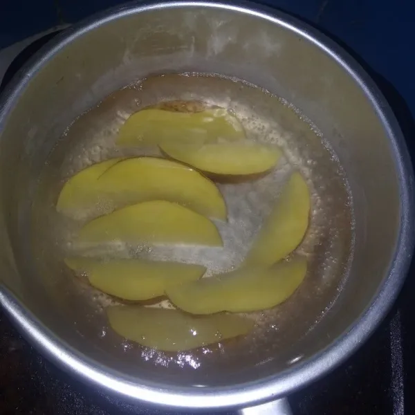 Didihkan air secukupnya, sekiranya kentang terendam. Beri garam dan masukkan kentang. Rebus selama 5 menit. Tiriskan