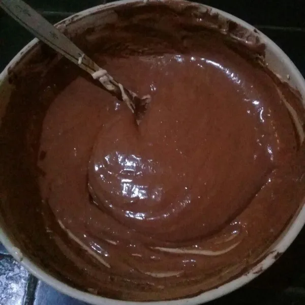 Ambil 1/3 adonan, beri cokelat bubuk dan pasta dark cokelat. Aduk sampai tercampur rata