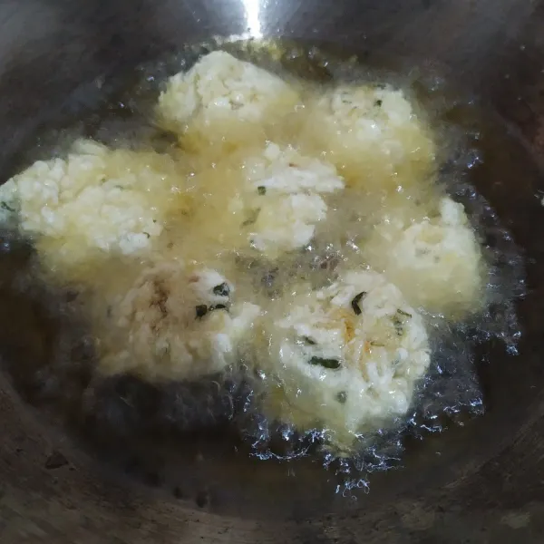 Panaskan minyak cukup banyak, goreng cireng hingga matang kekuningan, -+ selama 3 sd 5 menit, tiriskan, jika tidak akan digoreng semua simpan cireng yang sudah dibentuk dalam wadah kedap udara dan simpan di kulkas ya. Siap jadi cemilan di kala hujan.