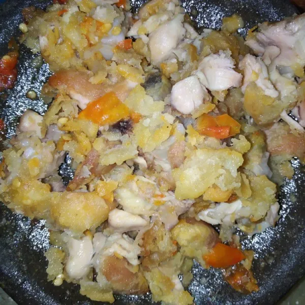 Geprek ayam goreng bersama bumbu gepreknya, tidak perlu sampai halus, asal hancur saja. Sajikan bersama lauk pendamping lainnya dan nasi putih.