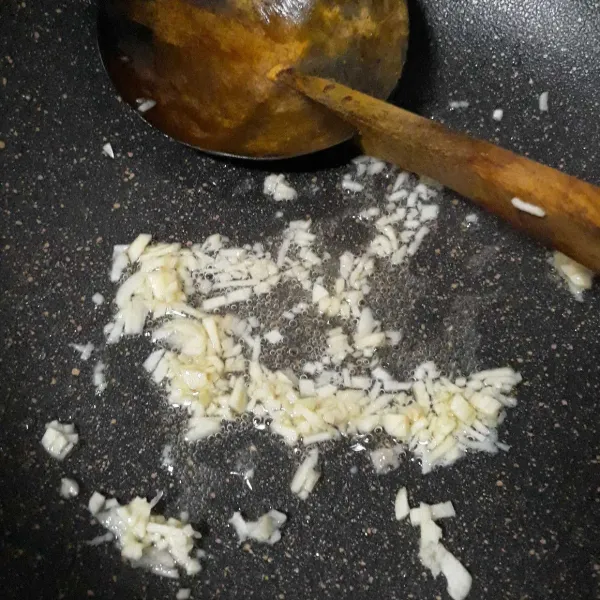 Panaskan minyak, lalu tumis bawang putih hingga harum.