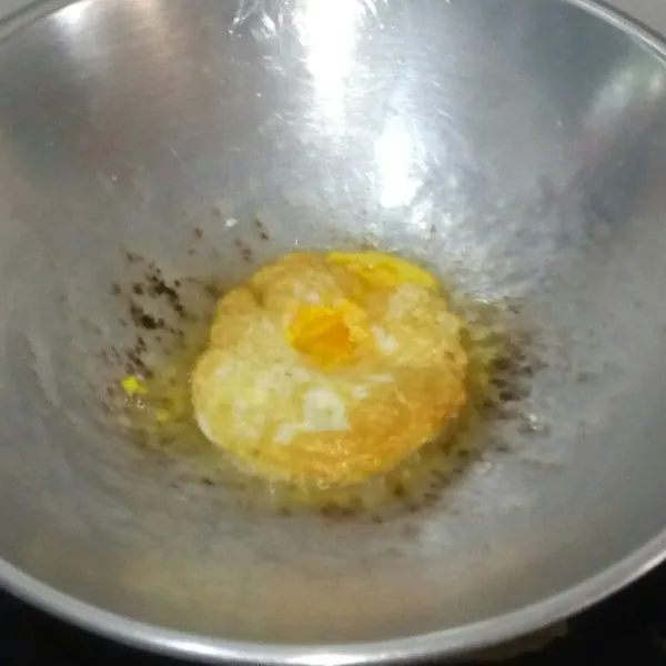 Goreng telur ceploknya dahulu, sisihkan