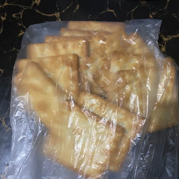 Haluskan biskuit regal sampai lalu masukkan ke wadah.