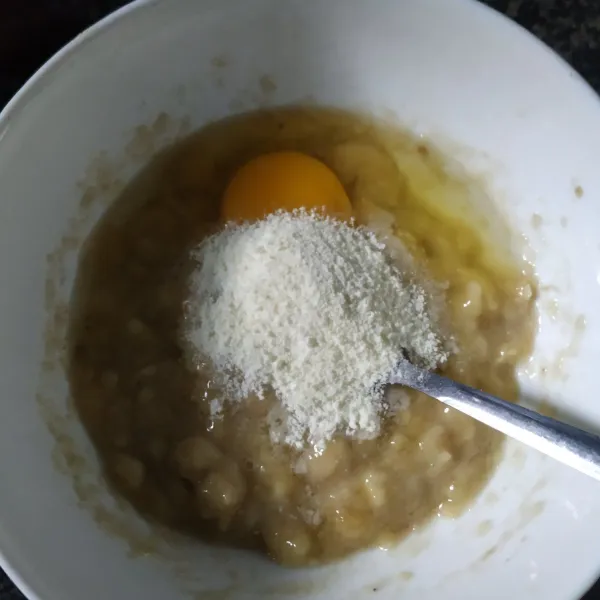 Tambahkan telur dan susu